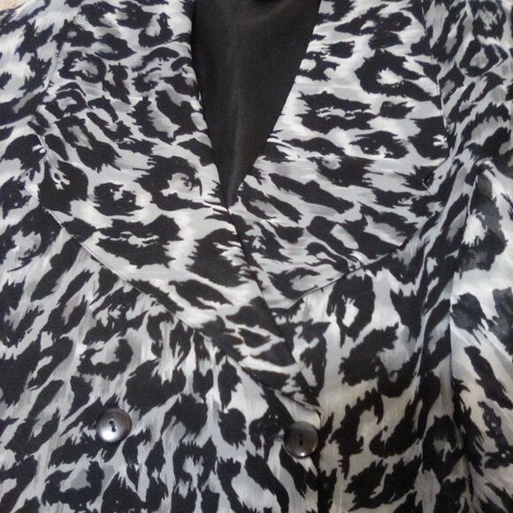 Fleurs By Elegant Additions Leopard Print Blazer Size: S - Picture 9 of 15